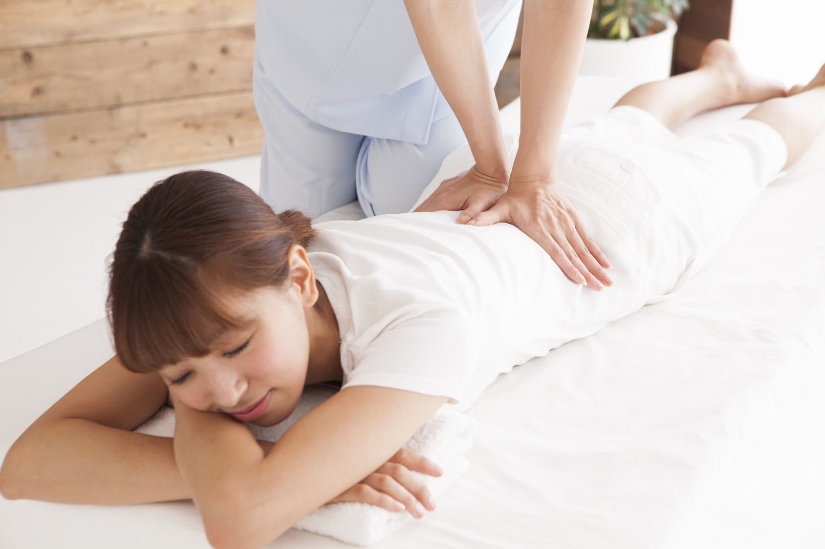 Women are subject to comfortably waist massage